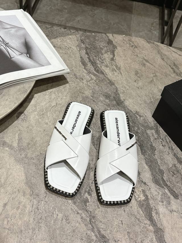 Alexander Wang 25春夏大王高品质平底凉拖鞋原版定制五金Logo内里垫脚原厂材质山羊皮！纯钢串珠延条配置高密度意大利进口牛皮大底！鞋面牛皮 铆钉设