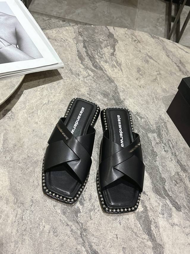 Alexander Wang 25春夏大王高品质平底凉拖鞋原版定制五金Logo内里垫脚原厂材质山羊皮！纯钢串珠延条配置高密度意大利进口牛皮大底！鞋面牛皮 铆钉设