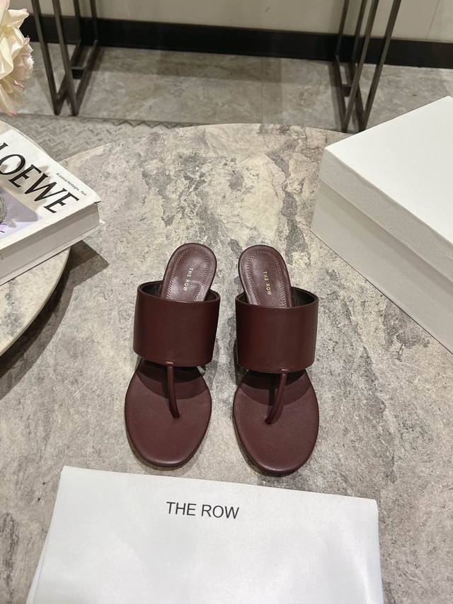 Therow中跟拖鞋 夹脚人字拖上脚马上会惊艳到你的一款拖鞋TR拖鞋闭眼入都不会后悔一切那么恰到好处！鞋面：定制进口小牛皮内里：进口绵羊皮鞋底：真皮大底跟高：6