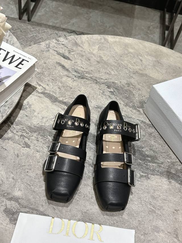 Dior 迪奥春夏新款玛丽珍乐福鞋 一眼就想要玛丽珍单鞋简单大方‘低调奢华！配上醒目的Chanristian Dior标志扣非常高级穿着舒适好看 而且好搭配春夏