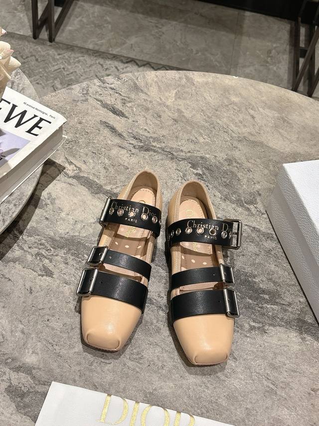 Dior 迪奥春夏新款玛丽珍乐福鞋 一眼就想要玛丽珍单鞋简单大方‘低调奢华！配上醒目的Chanristian Dior标志扣非常高级穿着舒适好看 而且好搭配春夏