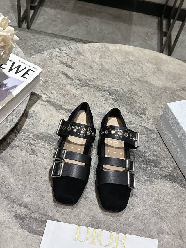 Dior 迪奥春夏新款玛丽珍乐福鞋 一眼就想要玛丽珍单鞋简单大方‘低调奢华！配上醒目的Chanristian Dior标志扣非常高级穿着舒适好看 而且好搭配春夏