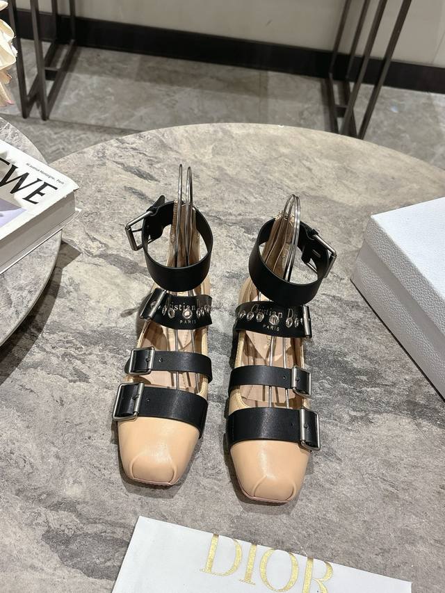 Dior 迪奥春夏新款玛丽珍乐福鞋 一眼就想要玛丽珍单鞋简单大方‘低调奢华！配上醒目的Chanristian Dior标志扣非常高级穿着舒适好看 而且好搭配春夏