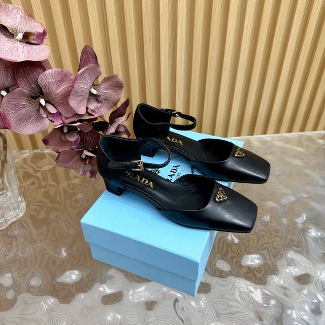 高版本 Prada 新品专柜新款玛丽珍凉鞋 单鞋 系列上新 高版本 鞋面：原版定制牛漆皮 内里：特定混种羊皮内里大底：原版开模真皮大底 跟高:3.5cm鞋码:
