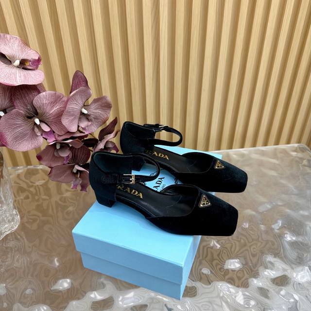 高版本 Prada 新品专柜新款玛丽珍凉鞋 单鞋 系列上新 高版本 鞋面：原版定制牛漆皮 内里：特定混种羊皮内里大底：原版开模真皮大底 跟高:3.5cm鞋码: