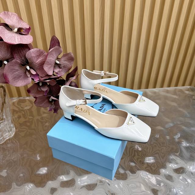 高版本 Prada 新品专柜新款玛丽珍凉鞋 单鞋 系列上新 高版本 鞋面：原版定制牛漆皮 内里：特定混种羊皮内里大底：原版开模真皮大底 跟高:3.5cm鞋码: