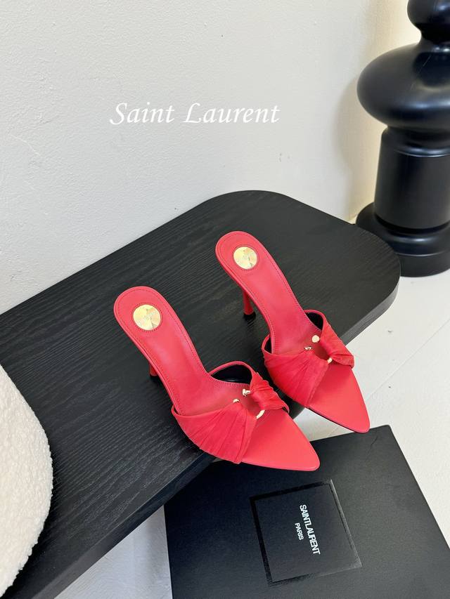 Saint Laurent 圣罗兰Lee金属钻链条尖头高跟鞋YSL姐姐的美丽尤物高跟鞋 又是人间圣罗兰 Rose同款的高跟鞋化很好修饰脚型，奢华金属链 这几年S