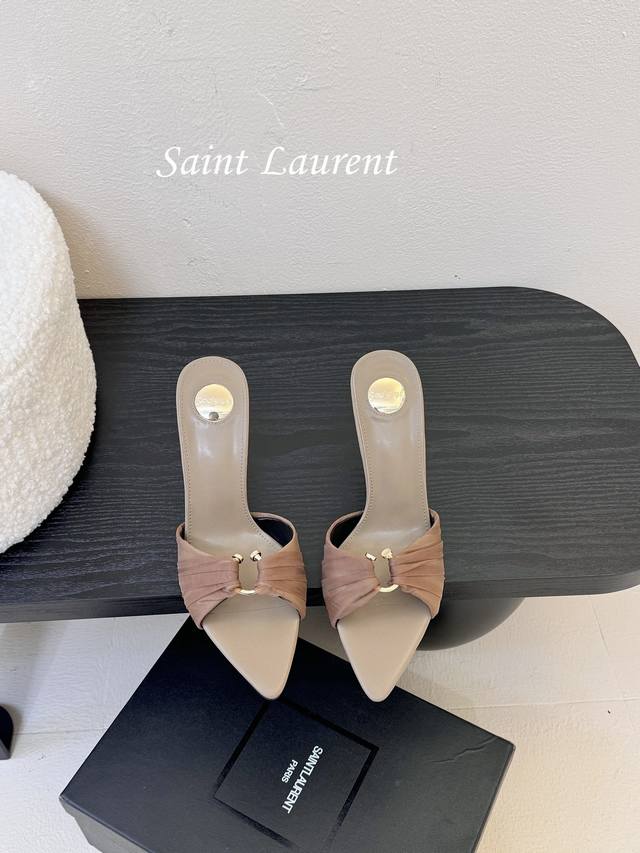 Saint Laurent 圣罗兰Lee金属钻链条尖头高跟鞋YSL姐姐的美丽尤物高跟鞋 又是人间圣罗兰 Rose同款的高跟鞋化很好修饰脚型，奢华金属链 这几年S