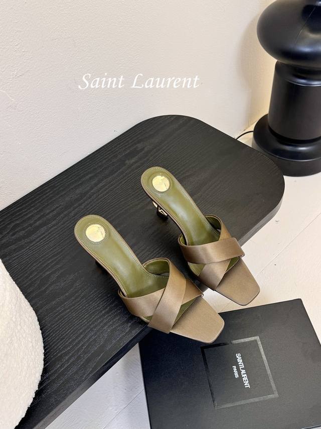 Saint Laurent 圣罗兰Lee金属钻链条尖头高跟鞋YSL姐姐的美丽尤物高跟鞋 又是人间圣罗兰 Rose同款的高跟鞋化很好修饰脚型，奢华金属链 这几年S