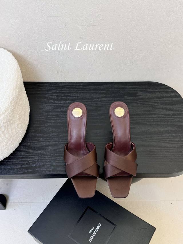 Saint Laurent 圣罗兰Lee金属钻链条尖头高跟鞋YSL姐姐的美丽尤物高跟鞋 又是人间圣罗兰 Rose同款的高跟鞋化很好修饰脚型，奢华金属链 这几年S