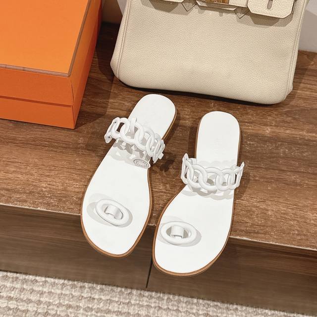 顶级版本Hermes 爱马仕 Ios 凉鞋系列 时尚又百搭 超级舒服 每个细节都做到极致 独家私模4套模具 亲自测试完美出货 原版私模镂空猪鼻子链条鞋面 颜色: