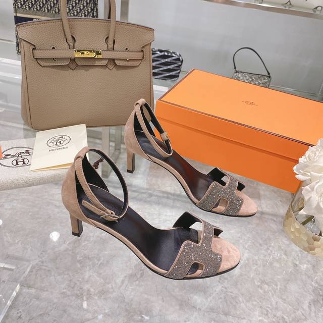 Hermès 爱马仕 烫钻款 高跟气质凉鞋 耗时半年时间开发，终于完美复刻出货！爱马仕的高跟鞋是我见过最简约最耐看最有气质的！！！任何风格都能hold住跟高：7