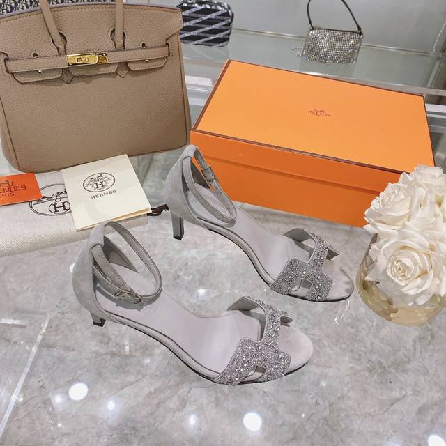 Hermès 爱马仕 烫钻款 高跟气质凉鞋 耗时半年时间开发，终于完美复刻出货！爱马仕的高跟鞋是我见过最简约最耐看最有气质的！！！任何风格都能hold住跟高：7