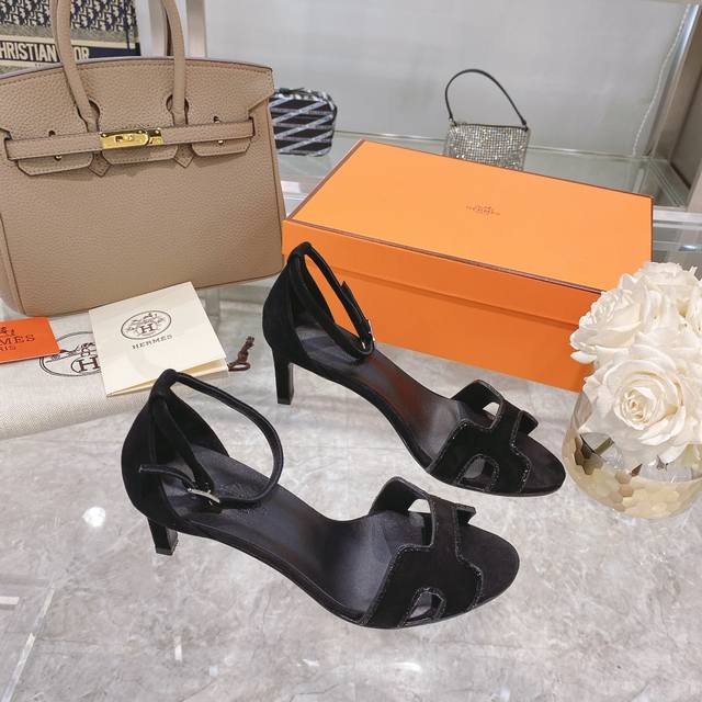Hermès 爱马仕 烫钻款 高跟气质凉鞋 耗时半年时间开发，终于完美复刻出货！爱马仕的高跟鞋是我见过最简约最耐看最有气质的！！！任何风格都能hold住跟高：7
