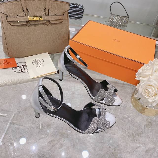 Hermès 爱马仕 烫钻款 高跟气质凉鞋 耗时半年时间开发，终于完美复刻出货！爱马仕的高跟鞋是我见过最简约最耐看最有气质的！！！任何风格都能hold住跟高：7