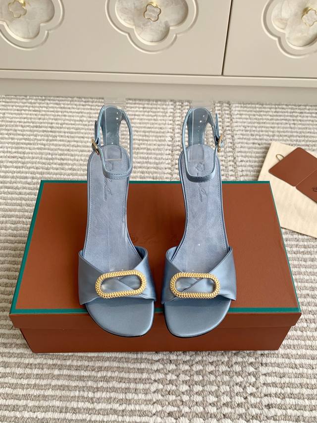 代购级 Loro Piana LP 椭圆扣真丝高跟凉鞋顶级品质诺悠翩雅极简风格，独特的扇形高跟，好穿又时尚材质：进口真丝缎面，羊京内里及垫脚进口真皮大底跟高：8