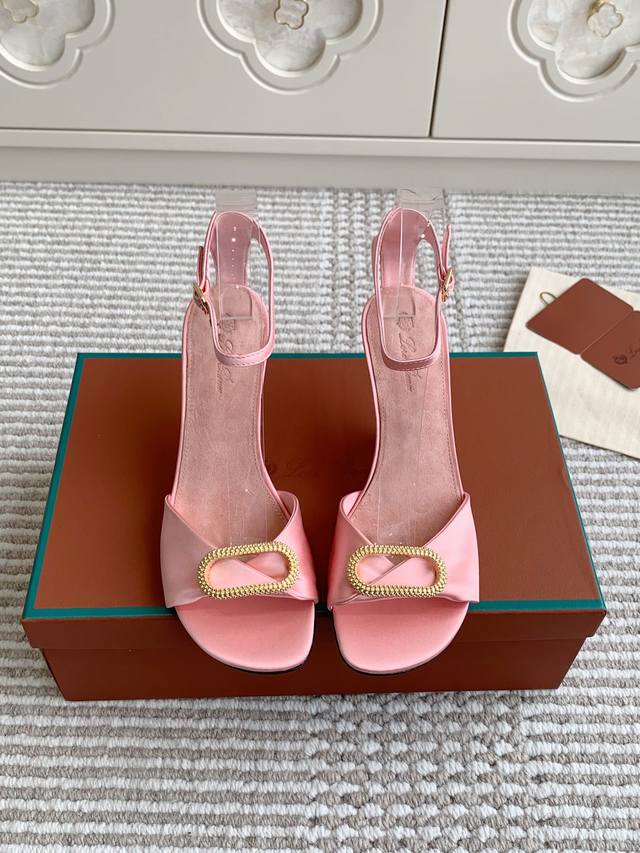 代购级 Loro Piana LP 椭圆扣真丝高跟凉鞋顶级品质诺悠翩雅极简风格，独特的扇形高跟，好穿又时尚材质：进口真丝缎面，羊京内里及垫脚进口真皮大底跟高：8