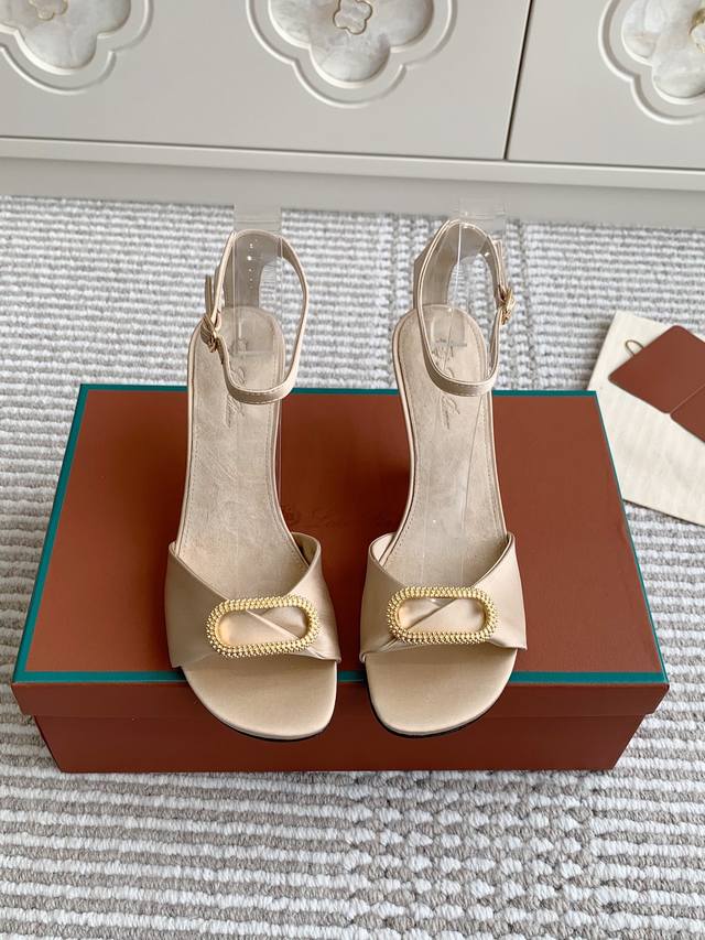 代购级 Loro Piana LP 椭圆扣真丝高跟凉鞋顶级品质诺悠翩雅极简风格，独特的扇形高跟，好穿又时尚材质：进口真丝缎面，羊京内里及垫脚进口真皮大底跟高：8