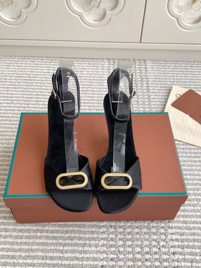 代购级 Loro Piana LP 椭圆扣真丝高跟凉鞋顶级品质诺悠翩雅极简风格，独特的扇形高跟，好穿又时尚材质：进口真丝缎面，羊京内里及垫脚进口真皮大底跟高：8