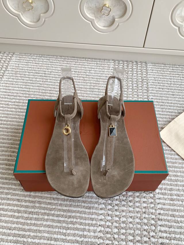 代购级 Loro Piana LP Mindil系列T带夹趾凉鞋顶级品质柔软的羊皮革形成精裁饰带，于鞋面顶部交汇，并通过坚固的松紧脚踝设计固定。一只饰有低调的角