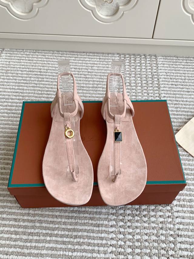 代购级 Loro Piana LP Mindil系列T带夹趾凉鞋顶级品质柔软的羊皮革形成精裁饰带，于鞋面顶部交汇，并通过坚固的松紧脚踝设计固定。一只饰有低调的角