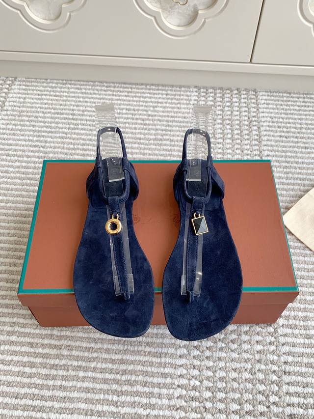 代购级 Loro Piana LP Mindil系列T带夹趾凉鞋顶级品质柔软的羊皮革形成精裁饰带，于鞋面顶部交汇，并通过坚固的松紧脚踝设计固定。一只饰有低调的角