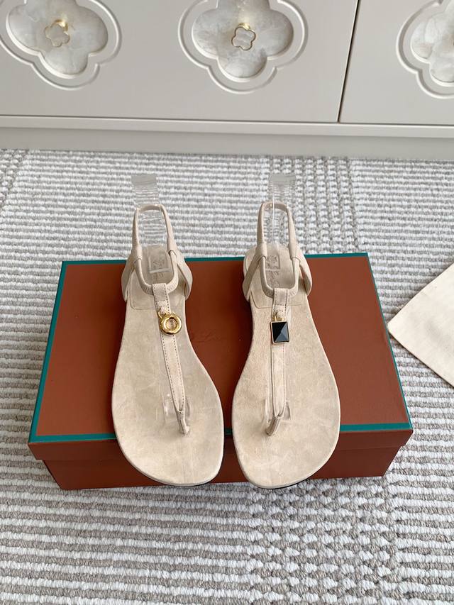 代购级 Loro Piana LP Mindil系列T带夹趾凉鞋顶级品质柔软的羊皮革形成精裁饰带，于鞋面顶部交汇，并通过坚固的松紧脚踝设计固定。一只饰有低调的角