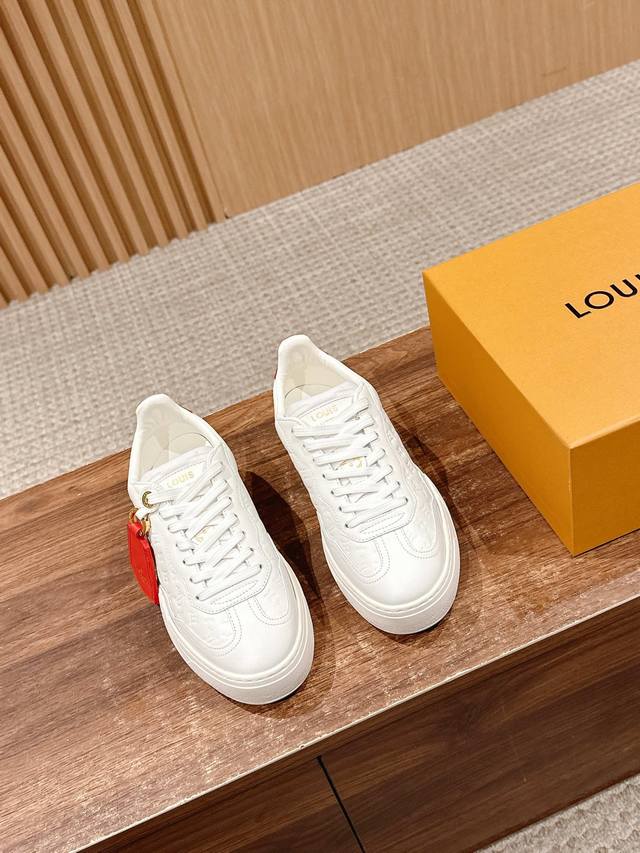路易威登新款运动鞋 厚底 休闲原版购入开发 做货 LV Discovery 系带鞋亮相路易威登 四秀场，以科技网格面料和金属质感合成材质塑造流线型设计品牌元素点
