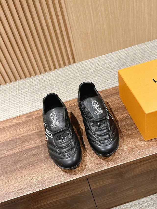 路易威登情侣款运动鞋 足球鞋 穿上就时髦精 这款Footprint Soccer运动鞋于2025春夏系列时装展中亮相，是Pharrell Williams 首次