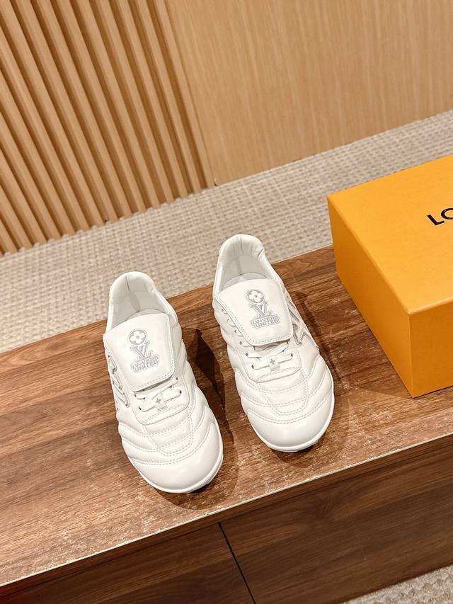 路易威登情侣款运动鞋 足球鞋 穿上就时髦精 这款Footprint Soccer运动鞋于2025春夏系列时装展中亮相，是Pharrell Williams 首次