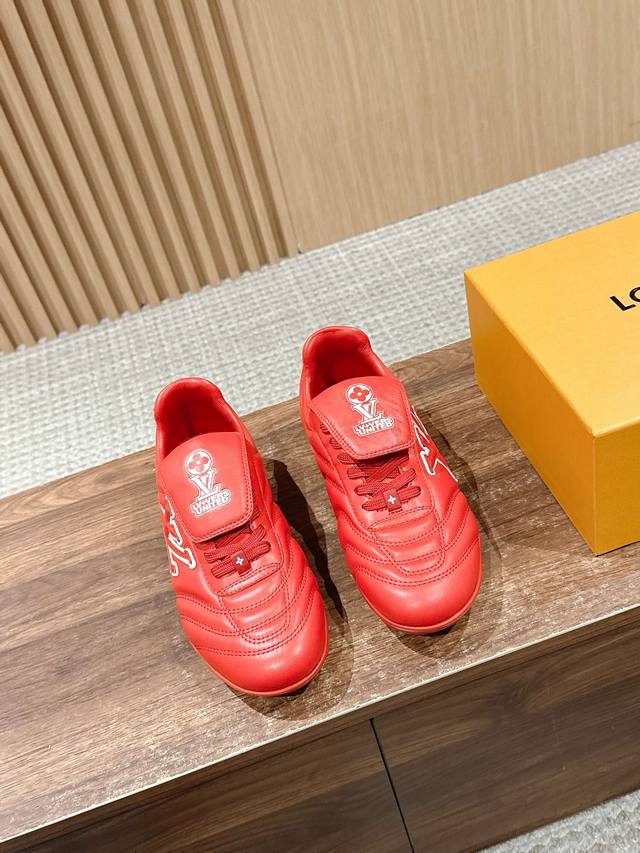 路易威登情侣款运动鞋 足球鞋 穿上就时髦精 这款Footprint Soccer运动鞋于2025春夏系列时装展中亮相，是Pharrell Williams 首次