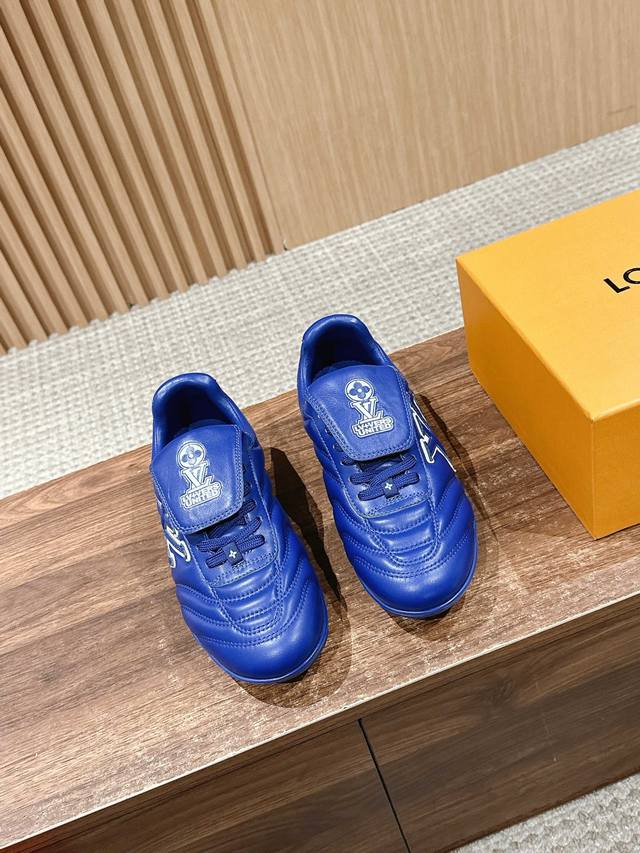 路易威登情侣款运动鞋 足球鞋 穿上就时髦精 这款Footprint Soccer运动鞋于2025春夏系列时装展中亮相，是Pharrell Williams 首次