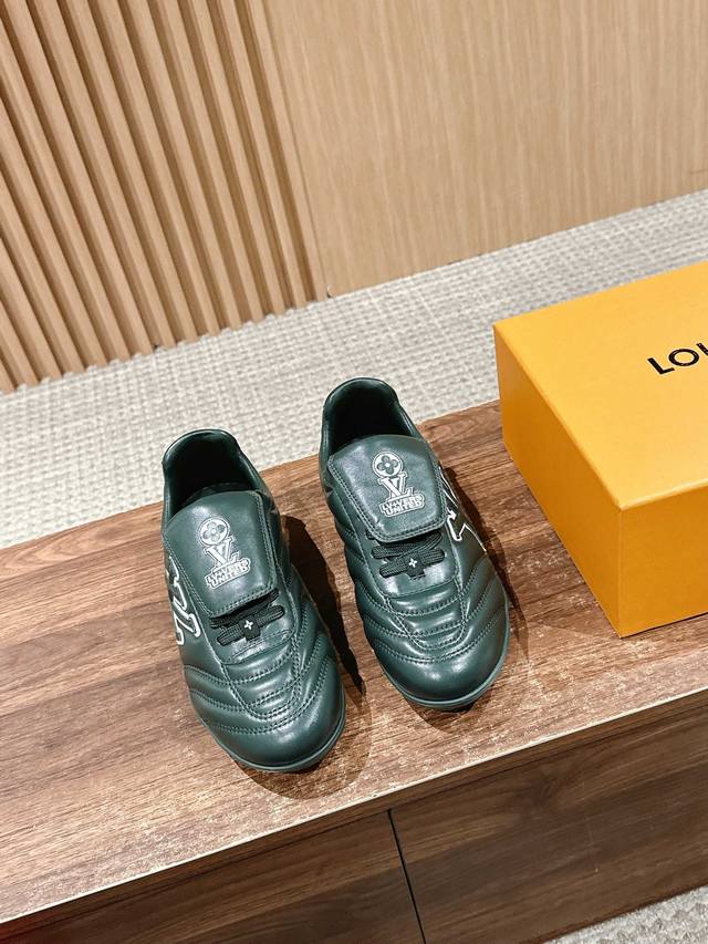 路易威登情侣款运动鞋 足球鞋 穿上就时髦精 这款Footprint Soccer运动鞋于2025春夏系列时装展中亮相，是Pharrell Williams 首次