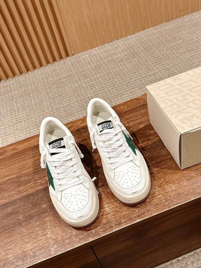 舞会主角已登场点亮节日序曲，共赴摩登派对。全新Ball Star2系列鞋履汲取80年代的复古风潮结合闪亮细节和运动美学，重绎学院风格。标志性星标璀璨夺目，闪耀无