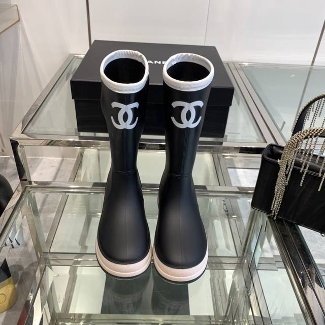 CHANEL 24ss大爆款雨靴入手一款本季颜值爆表雨靴，国内专柜个位数限量，不是vic完全是拿不到的 上脚软软糯糯，太太太太太舒服了，很修饰腿型超级显腿长，全