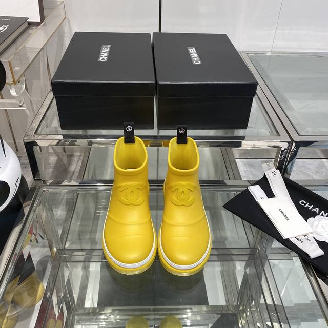 CHANEL雨靴新色 22FW 走秀最新发布仿佛真的走进了城堡开始期待着秋冬很好看，舒服又轻便 真的推荐码数:35-40
