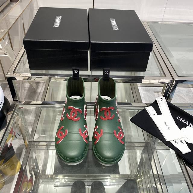 CHANEL雨靴新色 22FW 走秀最新发布仿佛真的走进了城堡开始期待着秋冬很好看，舒服又轻便 真的推荐码数:35-40