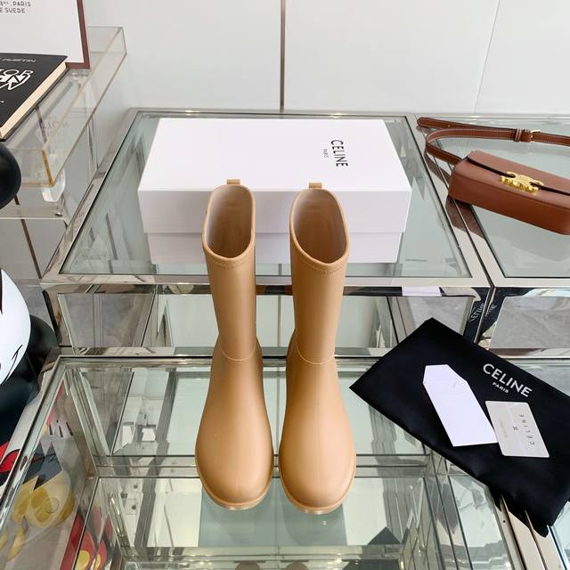 Celine雨靴新色 21FW 走秀最新发布仿佛真的走进了城堡开始期待着秋冬很好看，舒服又轻便 真的推荐码数:35-40