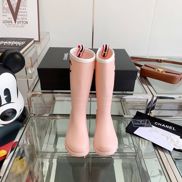 CHANEL雨靴新色 22FW 走秀最新发布仿佛真的走进了城堡开始期待着秋冬很好看，舒服又轻便 真的推荐码数:35-40