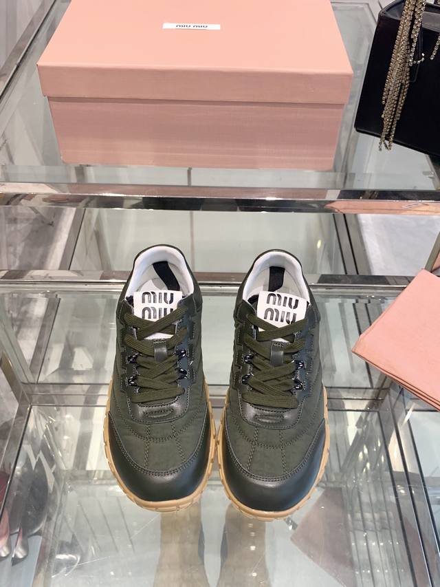Miu Miu 缪缪 25ss 春夏新款 饼干鞋 阿甘鞋 休闲运动鞋miumiu最新爆款 前卫大胆的设计，Miu Miu风格融于此款厚底帆布运动鞋的简约线条，别