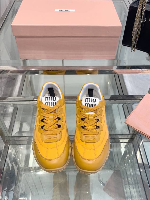 Miu Miu 缪缪 25ss 春夏新款 饼干鞋 阿甘鞋 休闲运动鞋miumiu最新爆款 前卫大胆的设计，Miu Miu风格融于此款厚底帆布运动鞋的简约线条，别