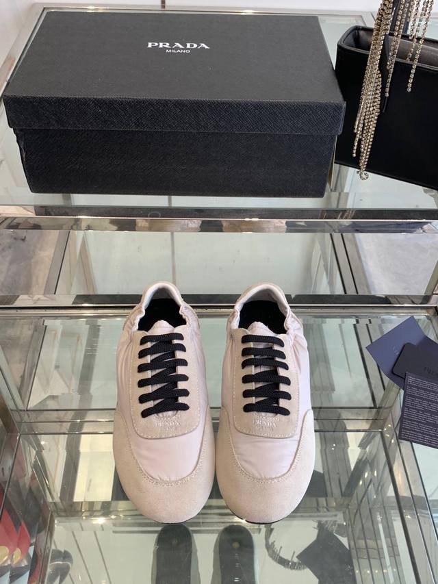 Prada 普拉达 25ss春夏走秀款 情侣款薄底德训鞋 休闲鞋鞋面麂皮有肌理感，内里羊皮包裹，软软糯糯的 鞋垫加厚小羊皮，踩上去无比舒适，有支撑感，又包裹得很