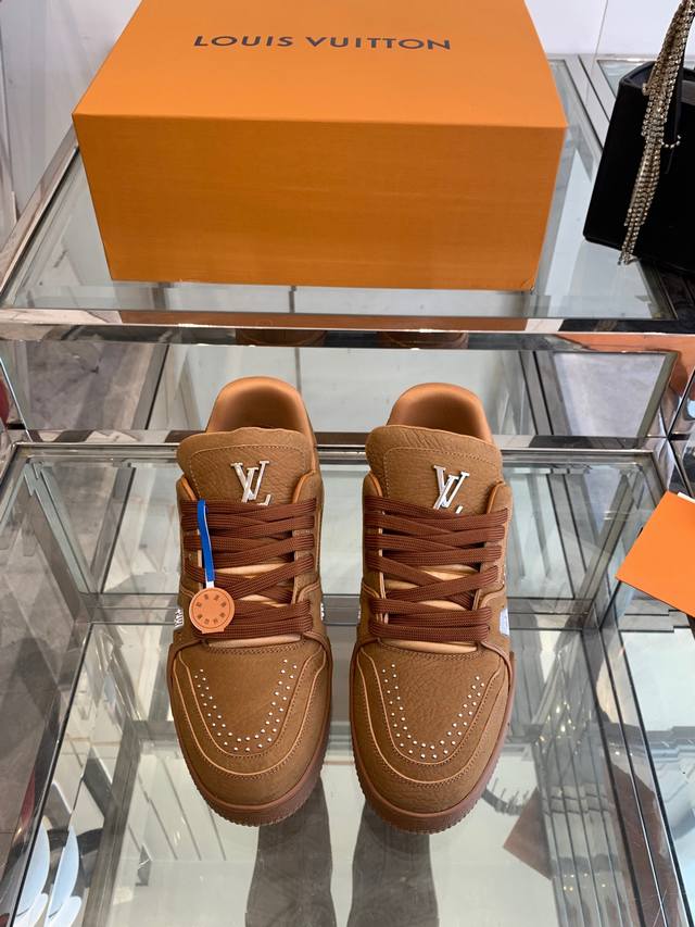 Louis Vuiton 路易威登 2024ss新款 LV Trainer系列板鞋篮球鞋 休闲运动鞋LV Trainer运动鞋是由设计师Virgil Abloh