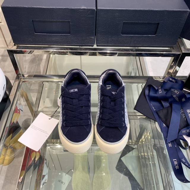 顶级版本 Dior 23秋冬新款运动鞋全网最火爆单品上脚真的绝绝的，真心大爱，王炸开挂系列独家原版一比一开发，所有细节材料绝对到位。 码数:35-44