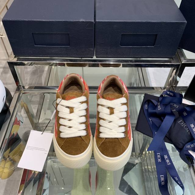 顶级版本 Dior 23秋冬新款运动鞋全网最火爆单品上脚真的绝绝的，真心大爱，王炸开挂系列独家原版一比一开发，所有细节材料绝对到位。 码数:35-44