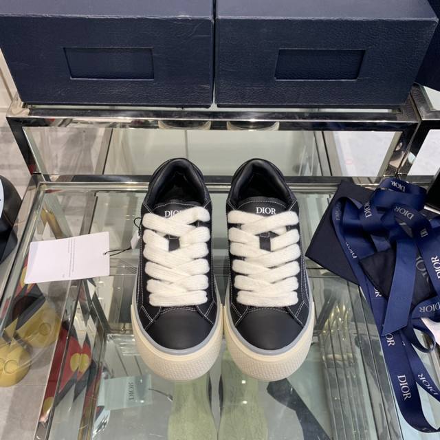 顶级版本 Dior 23秋冬新款运动鞋全网最火爆单品上脚真的绝绝的，真心大爱，王炸开挂系列独家原版一比一开发，所有细节材料绝对到位。 码数:35-44