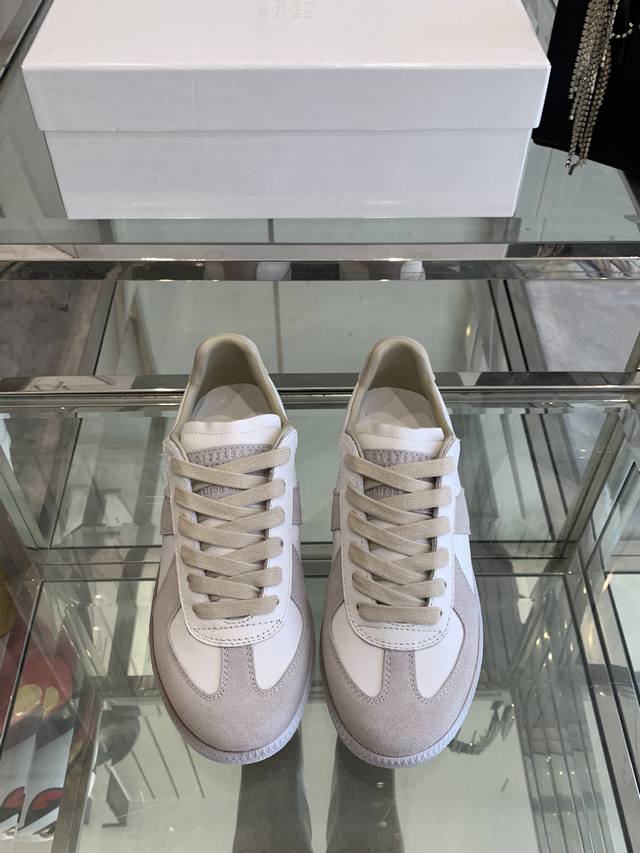 Maison Margiela mm6 新色马吉拉情侣款经典德训鞋 马吉拉最最舒服的德训鞋子了！复古感满满！随便穿搭就可以很高级！鞋子很轻便！穿起来上脚超级舒服