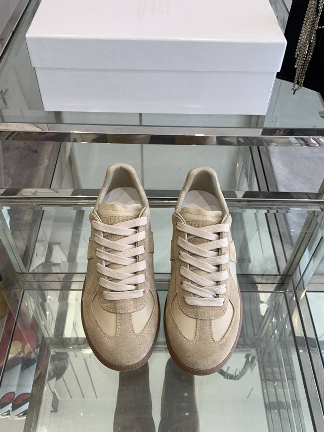 Maison Margiela mm6 新色马吉拉情侣款经典德训鞋 马吉拉最最舒服的德训鞋子了！复古感满满！随便穿搭就可以很高级！鞋子很轻便！穿起来上脚超级舒服