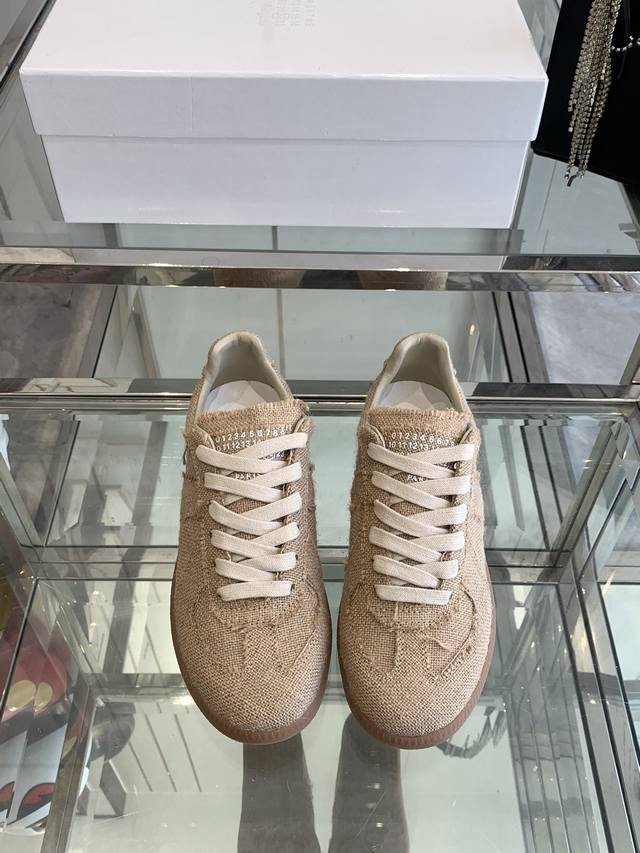Maison Margiela mm6 新色马吉拉情侣款经典德训鞋 马吉拉最最舒服的德训鞋子了！复古感满满！随便穿搭就可以很高级！鞋子很轻便！穿起来上脚超级舒服
