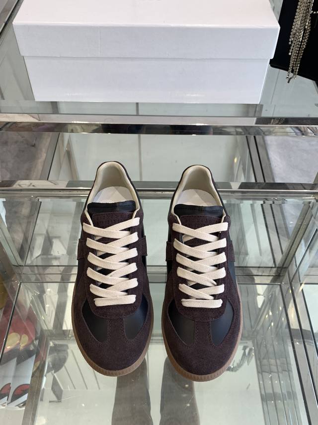 Maison Margiela mm6 新色马吉拉情侣款经典德训鞋 马吉拉最最舒服的德训鞋子了！复古感满满！随便穿搭就可以很高级！鞋子很轻便！穿起来上脚超级舒服